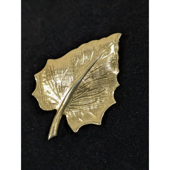 Vintage Gold Tone Textured Leaf Pin Brooch Retro Classic - Picture 5 of 10